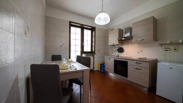 Full-sized fridge, oven, stovetop, cookware/dishes/utensils