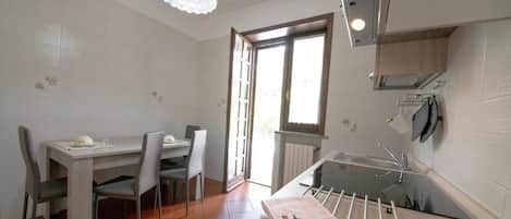 Großer Kühlschrank, Ofen, Herdplatte, Kochgeschirr/Geschirr/Besteck