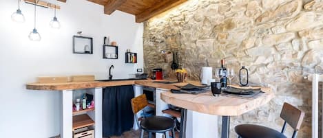 Full-size fridge, microwave, stovetop, cookware/dishes/utensils