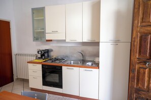 Refrigerador con freezer, microondas, horno, placa de cocina