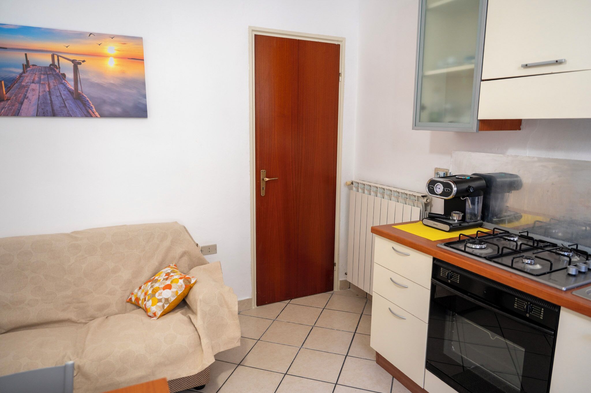 Full-sized fridge, microwave, oven, stovetop