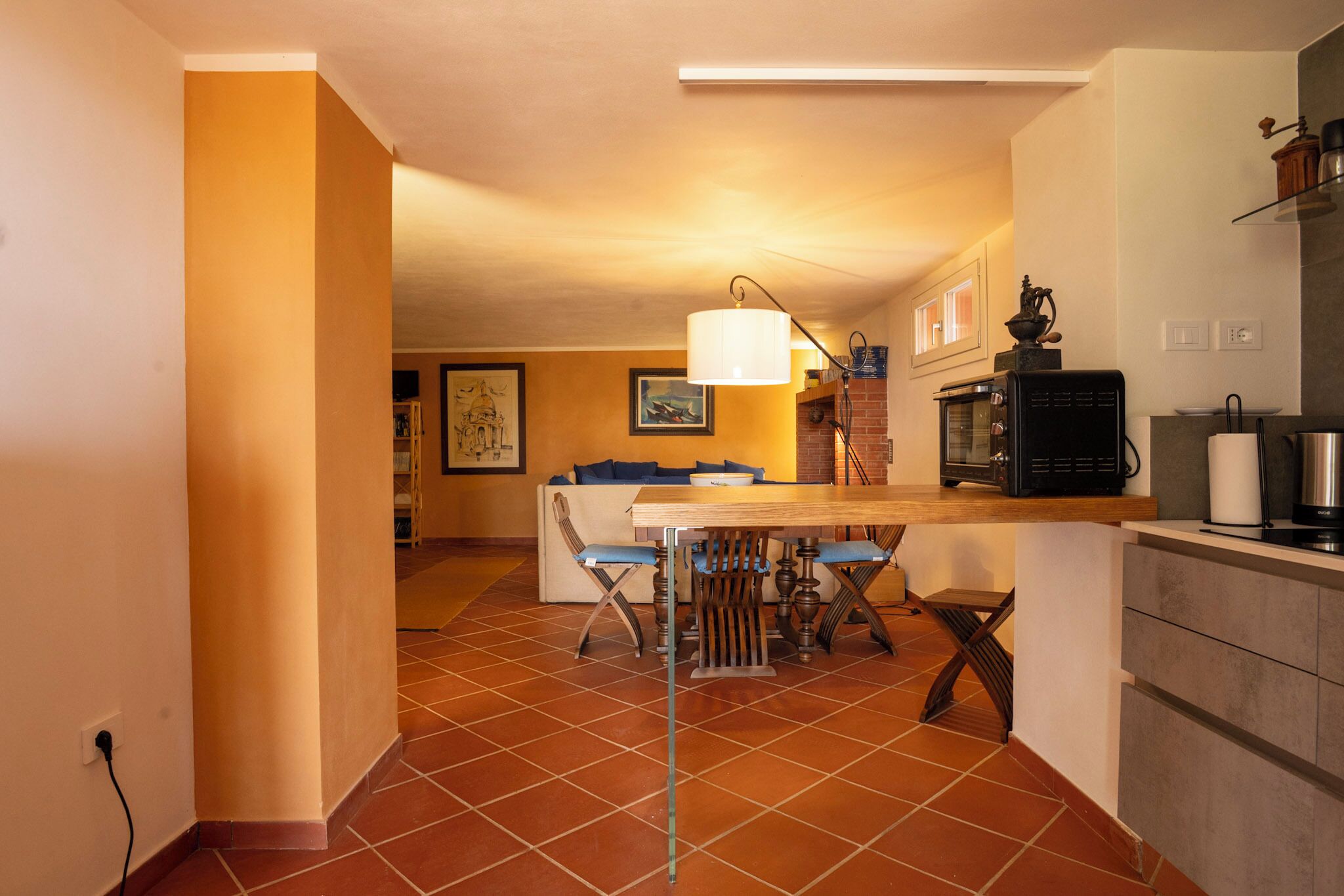 Full-size fridge, oven, stovetop, dishwasher