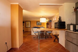 Full-sized fridge, oven, stovetop, dishwasher