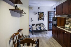 Een koelkast met diepvriezer, een microgolfoven, een kookplaat