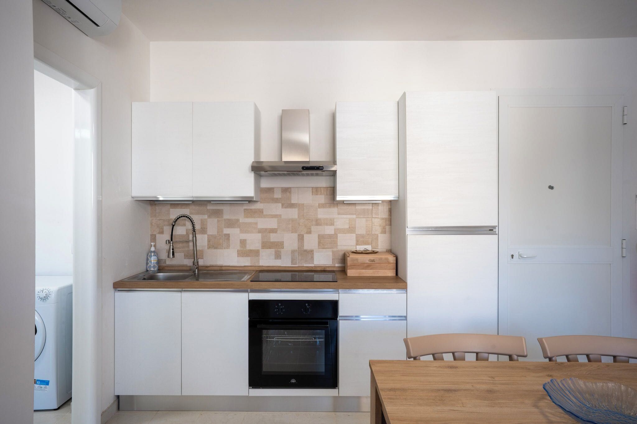 Großer Kühlschrank, Mikrowelle, Ofen, Herdplatte