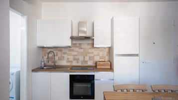 Køleskab/fryser i fuld størrelse, mikrobølgeovn, ovn, kogeplade