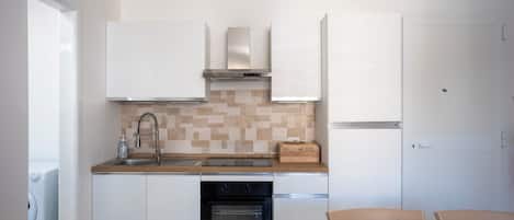 Großer Kühlschrank, Mikrowelle, Ofen, Herdplatte