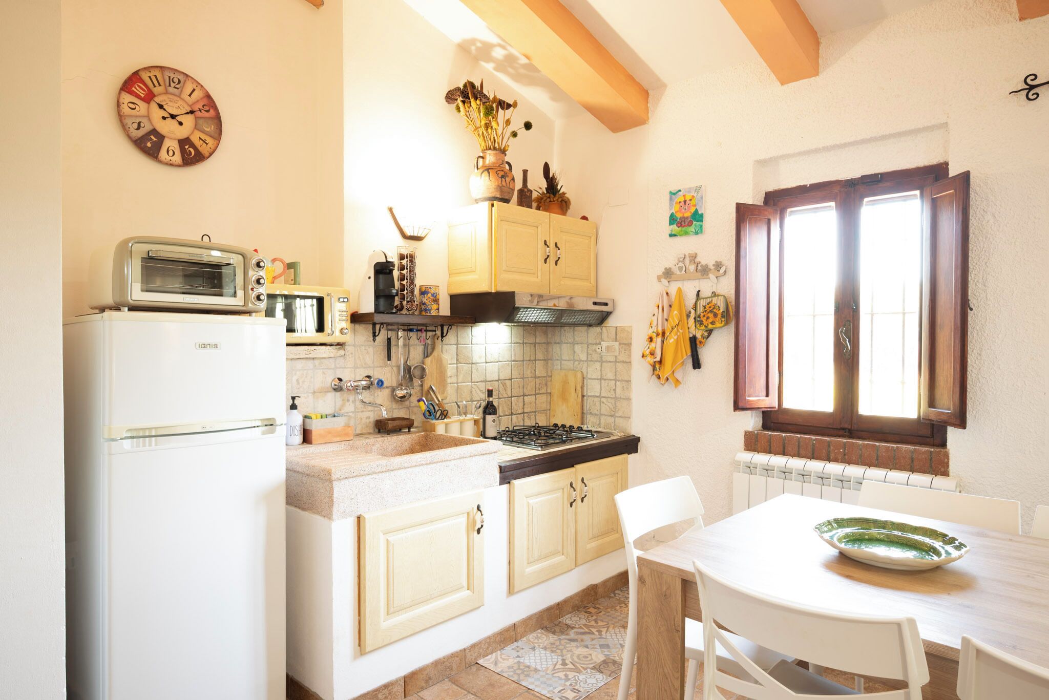 Full-sized fridge, microwave, oven, stovetop