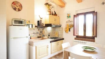 Grand réfrigérateur, micro-ondes, four, plaque de cuisson