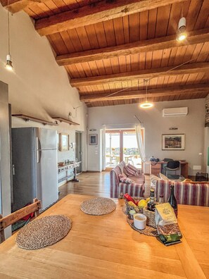 Deluxe Apartment | Private kitchen | Full-size fridge, microwave, oven, stovetop - Dimora Le Poiane (Arielli)