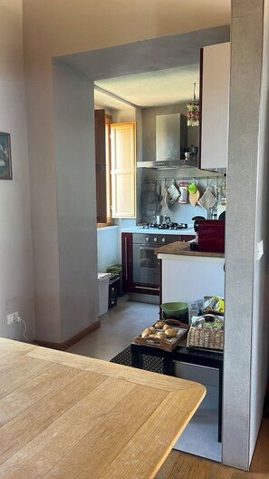 Full-sized fridge, microwave, oven, stovetop - Dimora Le Poiane (Arielli)