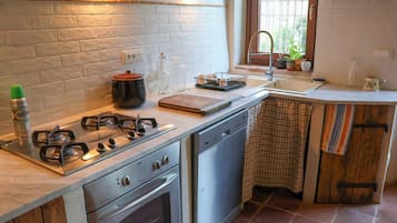 Full-sized fridge, oven, stovetop, dishwasher