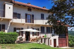 Vista frontal de la propiedad