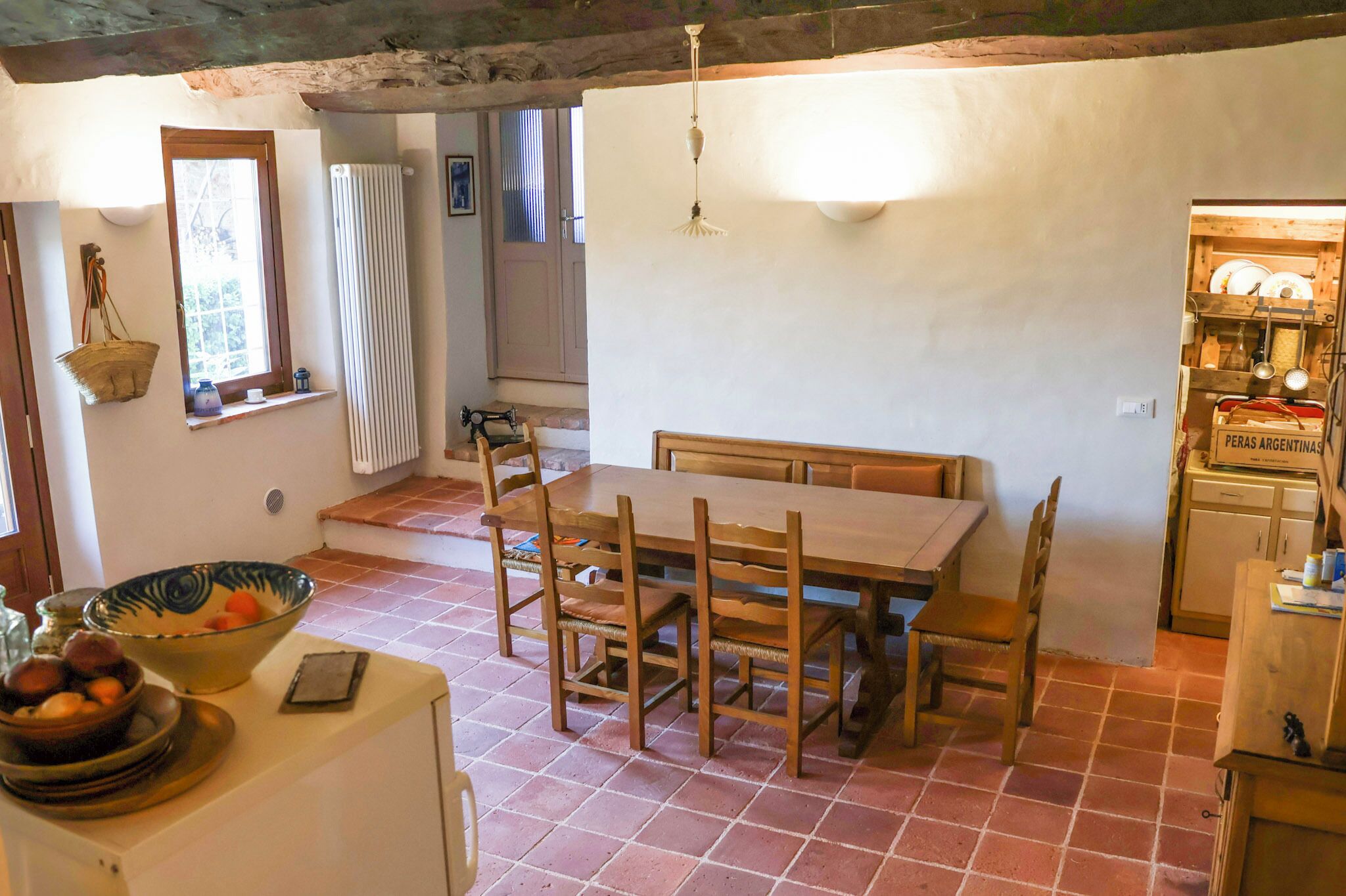 Full-sized fridge, oven, stovetop, dishwasher