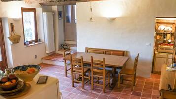 Full-sized fridge, oven, stovetop, dishwasher