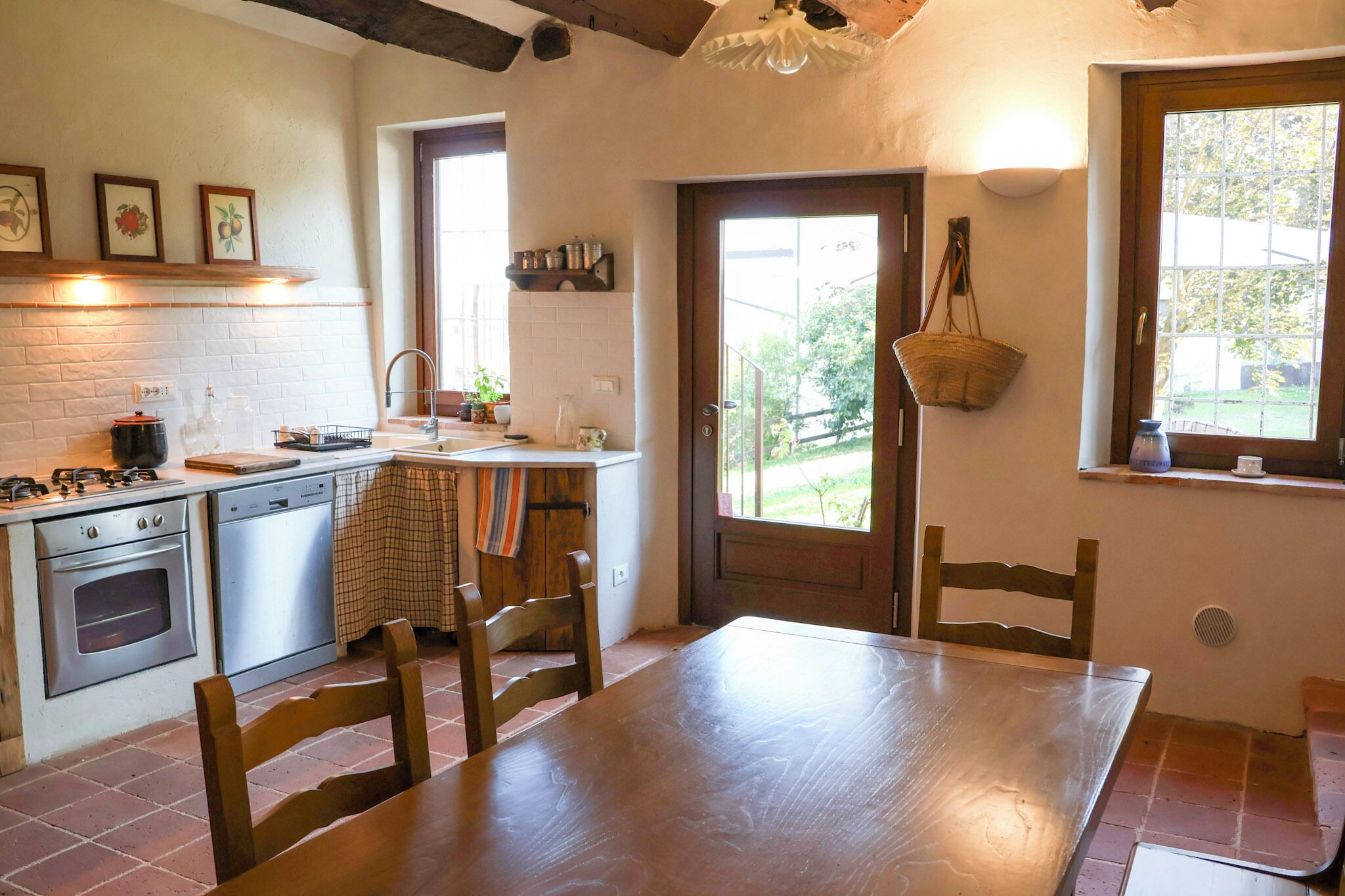 Full-sized fridge, oven, stovetop, dishwasher