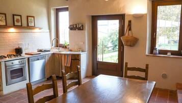 Full-sized fridge, oven, stovetop, dishwasher