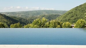 A swimming pool with a view of a hilly landscape. - Villa Petrara - Villa Con Piscina E Spa (San Mango sul Calore)