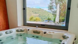 A hot tub with a view of a hillside and trees through a window. - Villa Petrara - Villa Con Piscina E Spa (San Mango sul Calore)