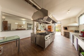 Full-size fridge, oven, stovetop, dishwasher - Villa Petrara - Villa Con Piscina E Spa (San Mango sul Calore)