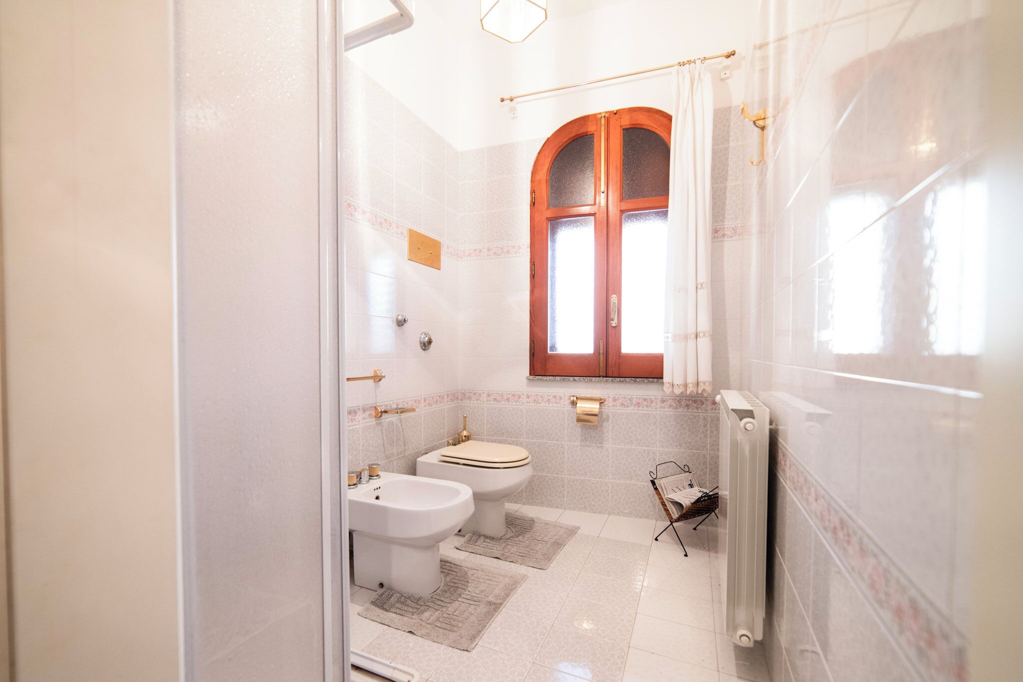 Un bagno con due lavandini, un water e una doccia.