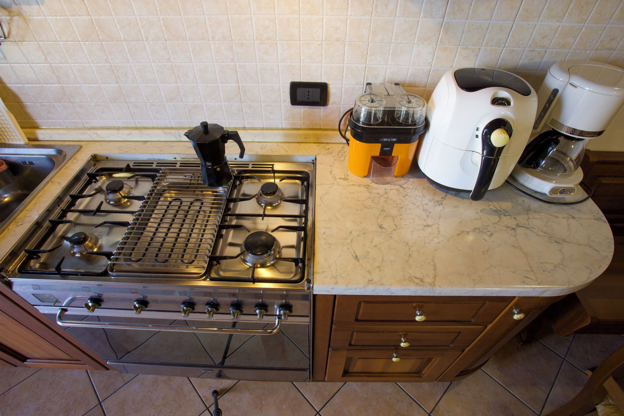 Frigorifero con congelatore, microonde, forno, piano cottura