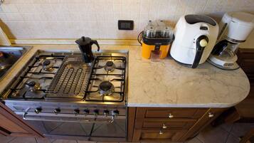 Frigorifero con congelatore, microonde, forno, piano cottura