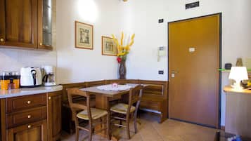 Grand réfrigérateur, micro-ondes, four, plaque de cuisson