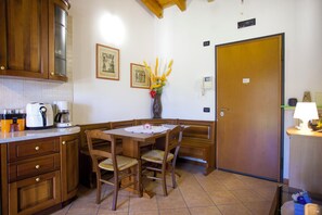 ตู้เย็นขนาดใหญ่, ไมโครเวฟ, เตาอบ, เตาประกอบอาหาร