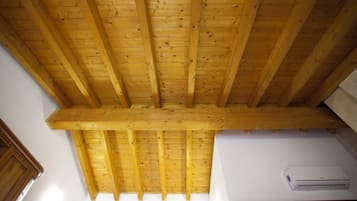 Full-sized fridge, microwave, oven, stovetop