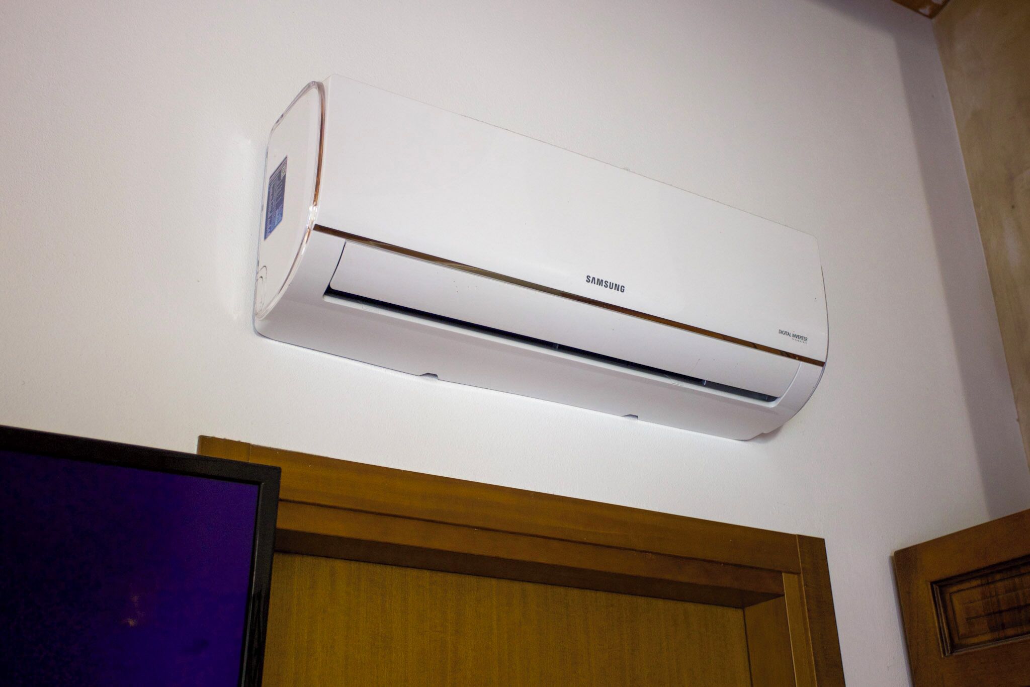 Un aire acondicionado blanco de Samsung montado en una pared.