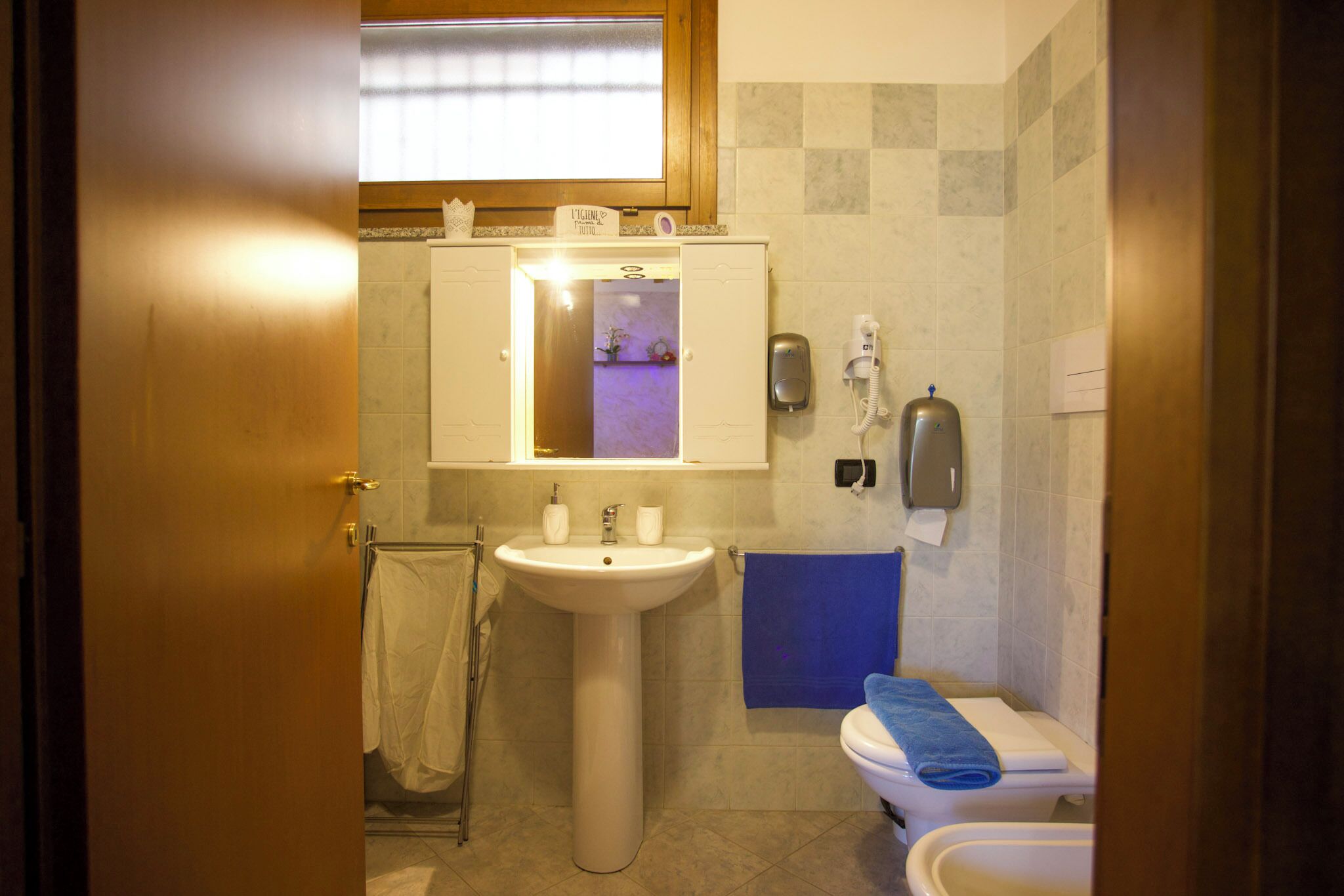 Bidet, serviettes fournies, papier toilette