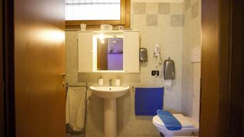 Bidet, serviettes fournies, papier toilette