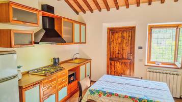 Elite Apartment | Private kitchen | Full-size fridge, oven, stovetop, cookware/dishes/utensils