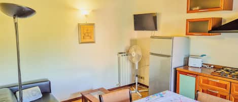 Appartement Élite | Cuisine privée | Grand réfrigérateur, four, plaque de cuisson