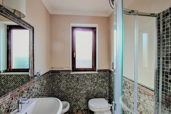 Deluxe Room | Bathroom | Towels