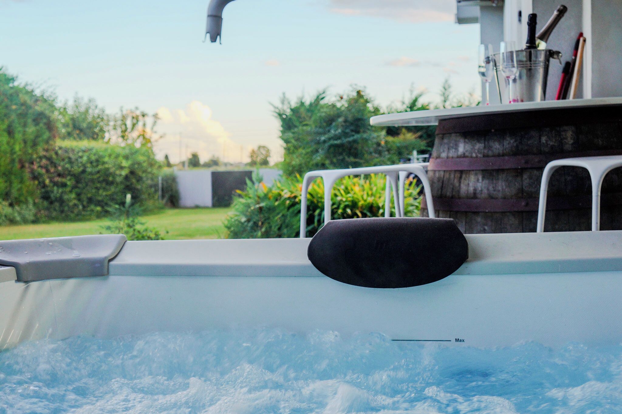 Jetted bathtub