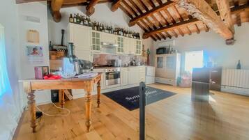 Lemari es besar, microwave, oven, dan kompor