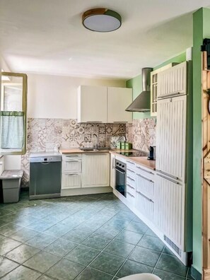 ตู้เย็น, ไมโครเวฟ, เตาอบ, เตาประกอบอาหาร