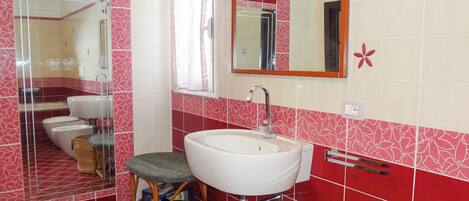 Deluxe Apartment | Bathroom | Hair dryer, towels