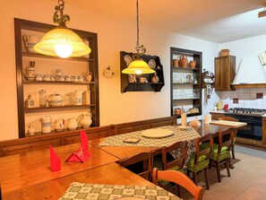 ตู้เย็น, เตาอบ, เตาประกอบอาหาร,   เครื่องล้างจาน