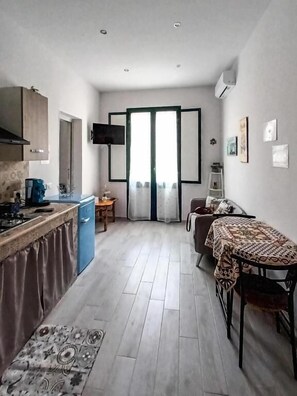 Full-size fridge, stovetop, cookware/dishes/utensils - Casa Al Porticciolo (Trapani)