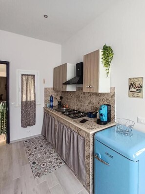 Frigorifero con congelatore, piano cottura, pentole/stoviglie/utensili