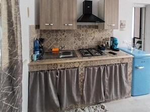 Full-size fridge, stovetop, cookware/dishes/utensils - Casa Al Porticciolo (Trapani)