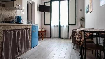 Full-sized fridge, stovetop, cookware/dishes/utensils