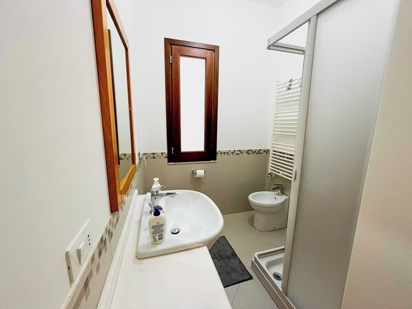 A bathroom with a sink, mirror, and toilet. - Casa Vacanza Acquanuova (Calatafimi)