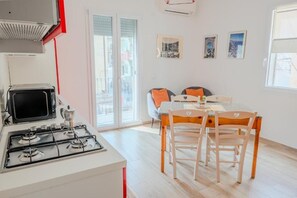 Comfort Apartment | Private kitchen | Full-sized fridge, microwave, oven, stovetop - Sk Barigau (Lanusei)