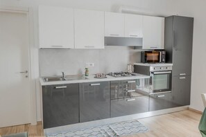 Deluxe Apartment | Private kitchen | Full-sized fridge, microwave, oven, stovetop - Sk Barigau (Lanusei)