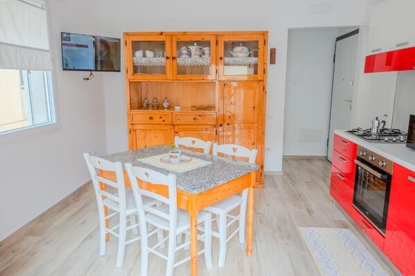 Comfort Apartment | Private kitchen | Full-sized fridge, microwave, oven, stovetop - Sk Barigau (Lanusei)