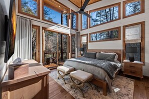 4 habitaciones, escritorio y tabla de planchar con plancha 